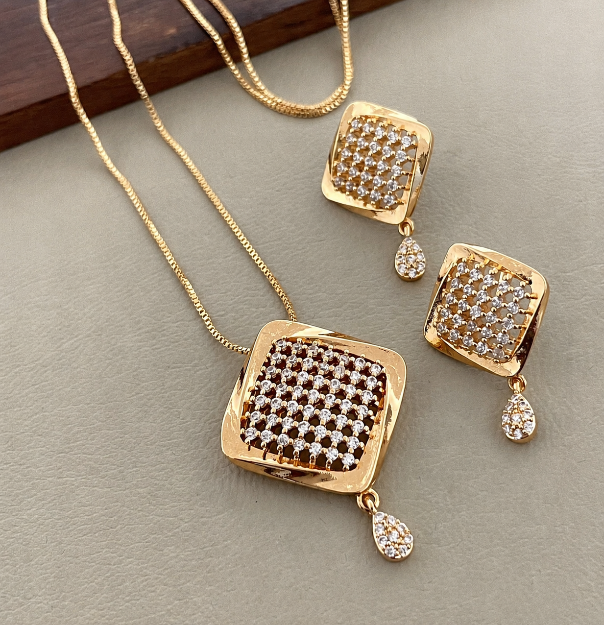 Golden Prism Necklace Set 001